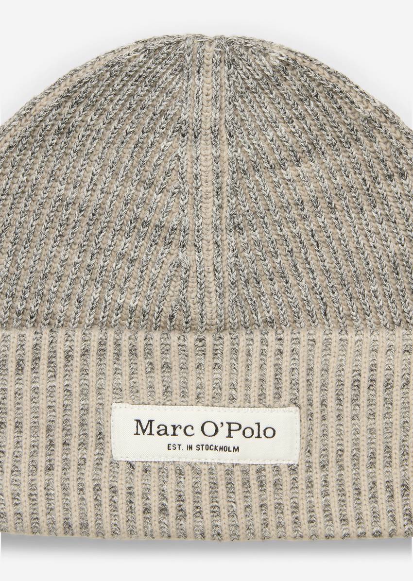 Cap made from an organic cotton-sheep's wool mix