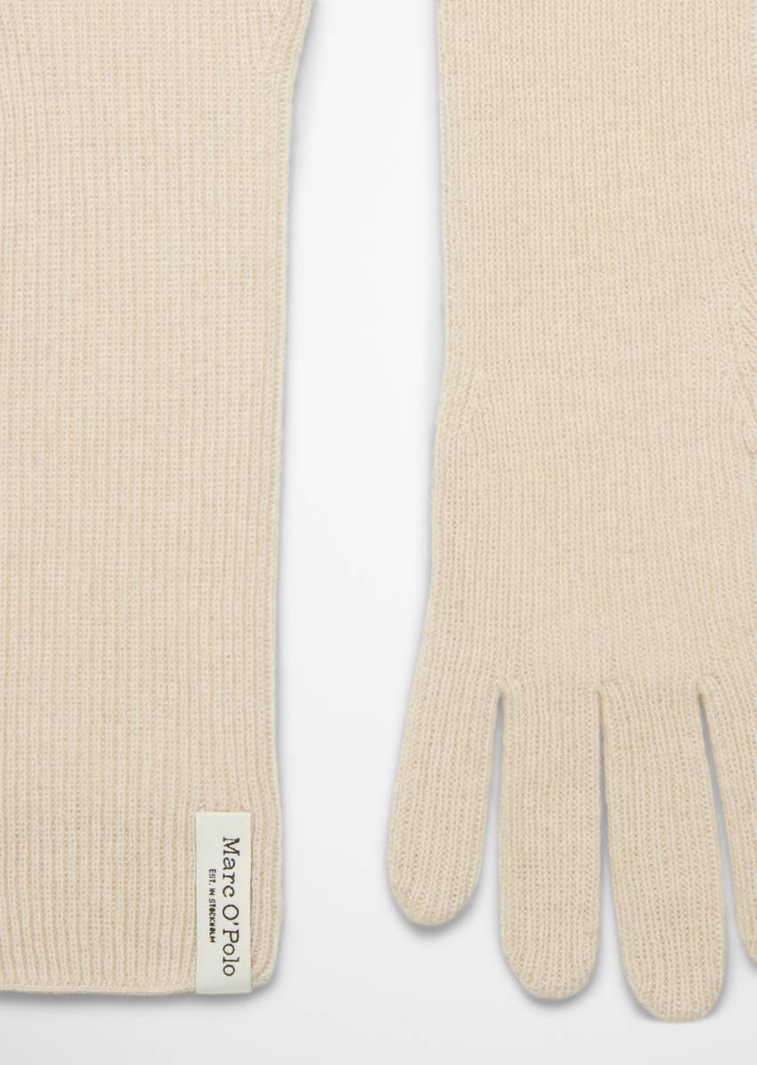Finger gloves made from a virgin wool-cashmere wool blend