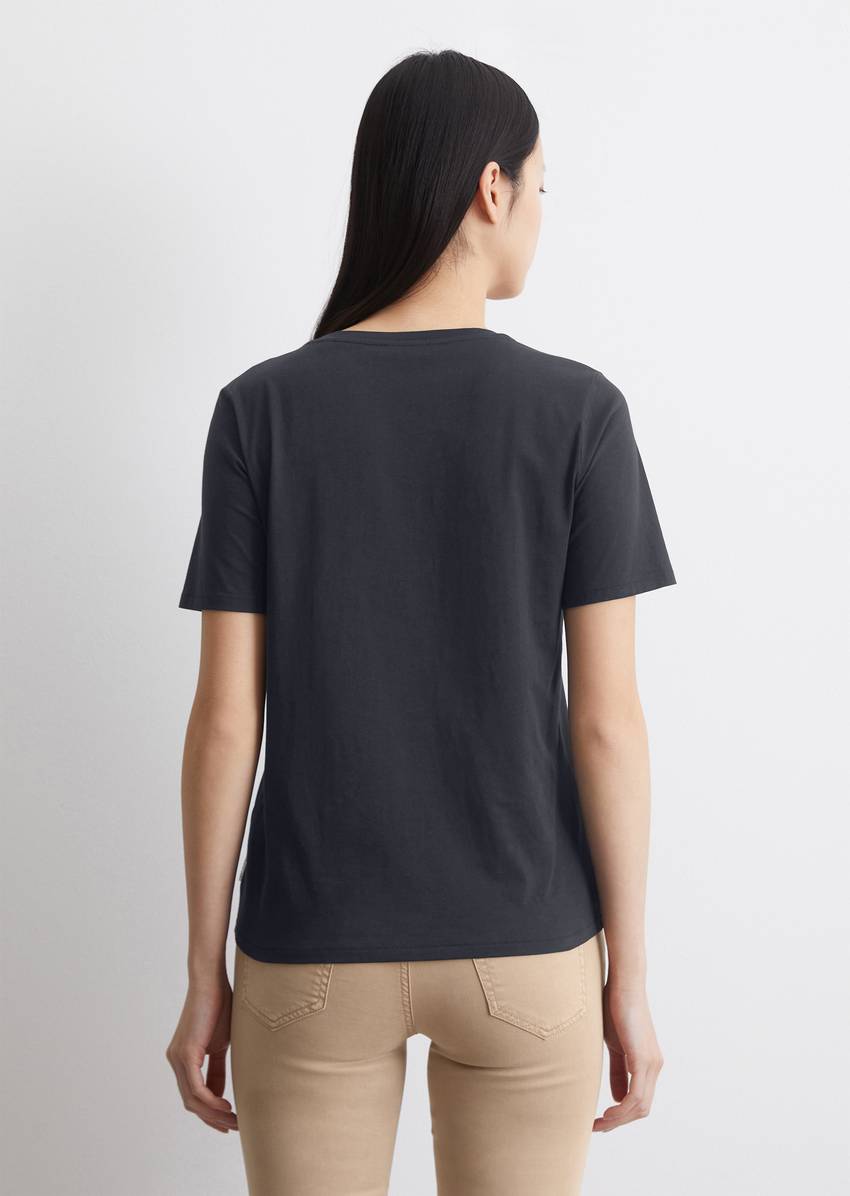 V-neck T-shirt, regular fit made of organic cotton