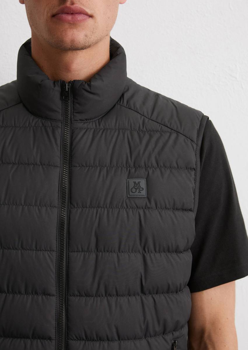 Regular quilted vest made of recycled fabric