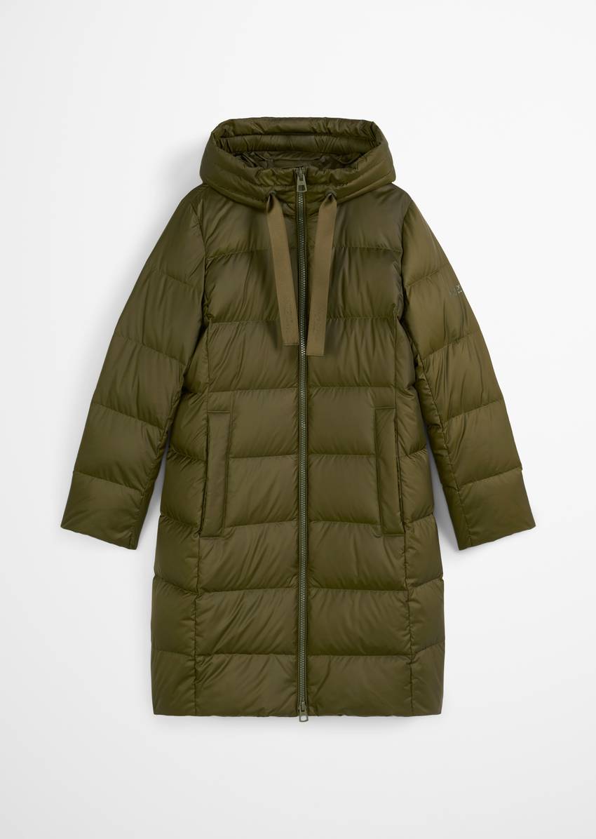 Hooded down coat shaped with water-repellent surface