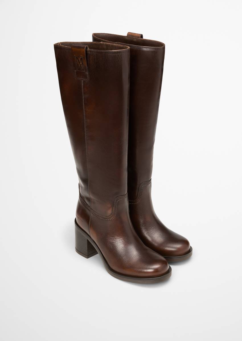 Long-shaft boots with a higher heel