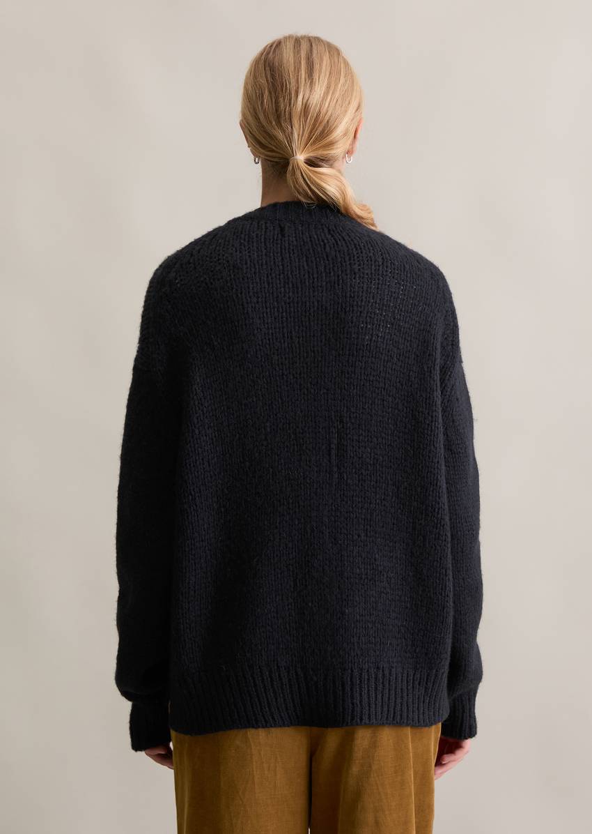 Relaxed cardigan made from a cozy virgin wool/alpaca blend