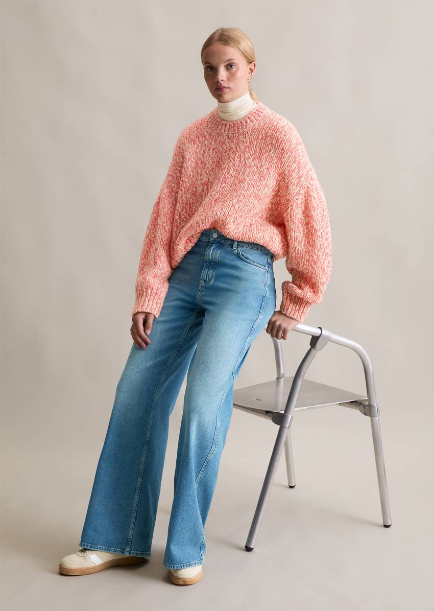 Relaxed chunky knit sweater made from a virgin wool/alpaca wool mix