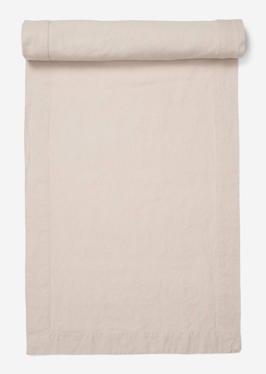 Table runner model Akalla made from an organic cotton mix