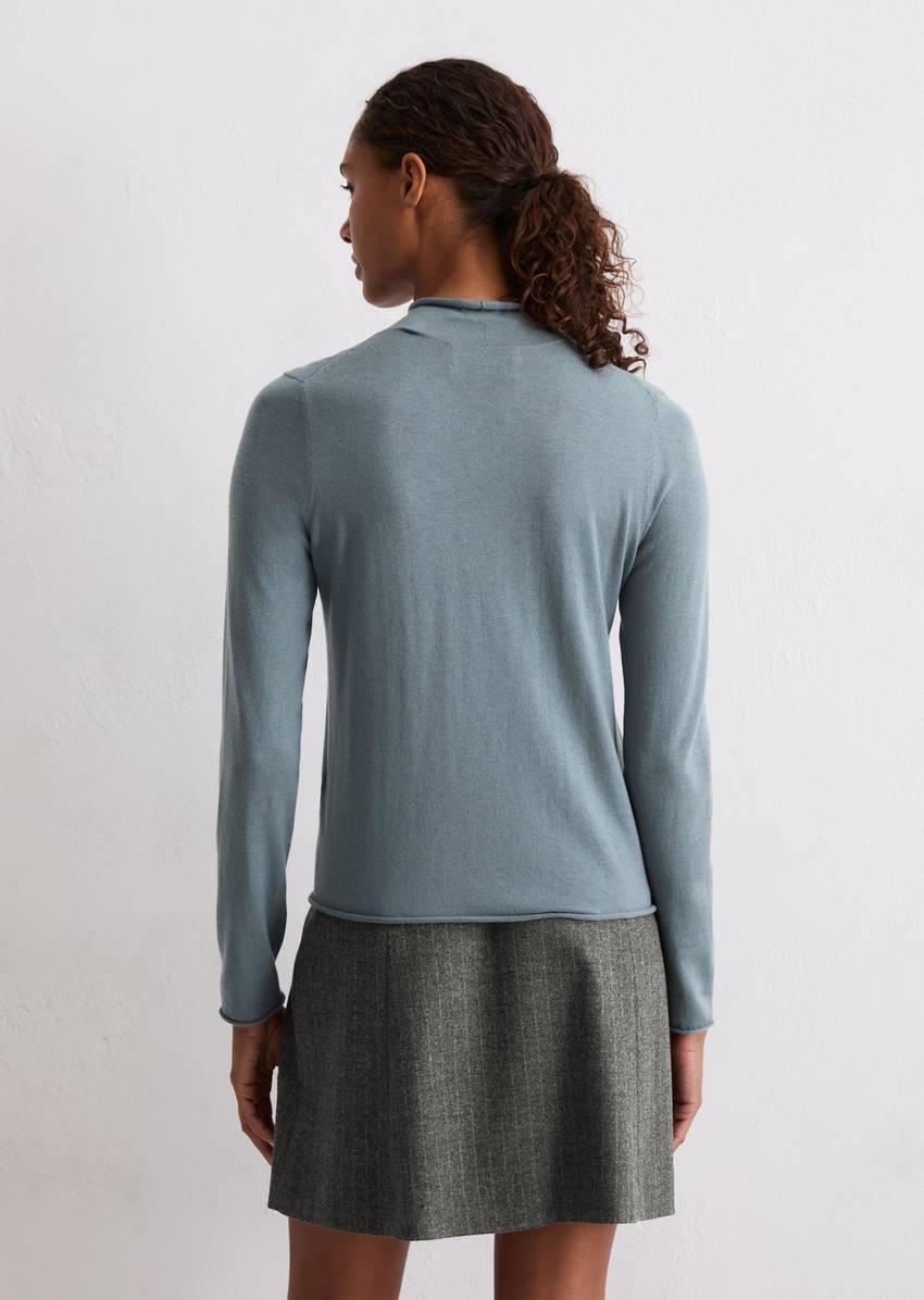 Turtleneck sweater slim made from a fine virgin wool/viscose blend