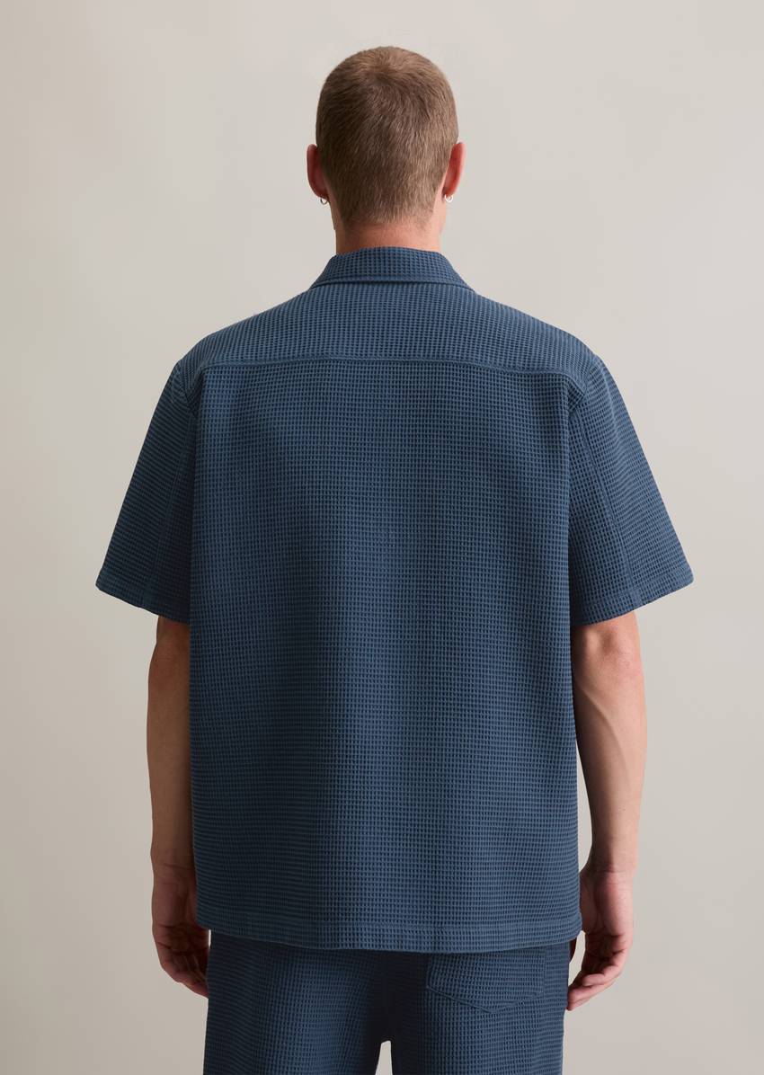 Regular short-sleeved shirt with distinctive waffle structure