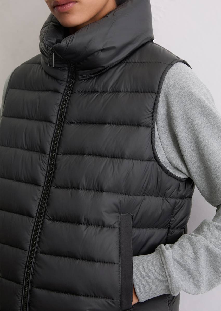Lightweight quilted vest fitted with recycled materials