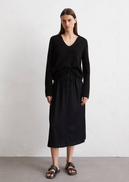 V-neck knitted sweater slim made from soft cotton yarn