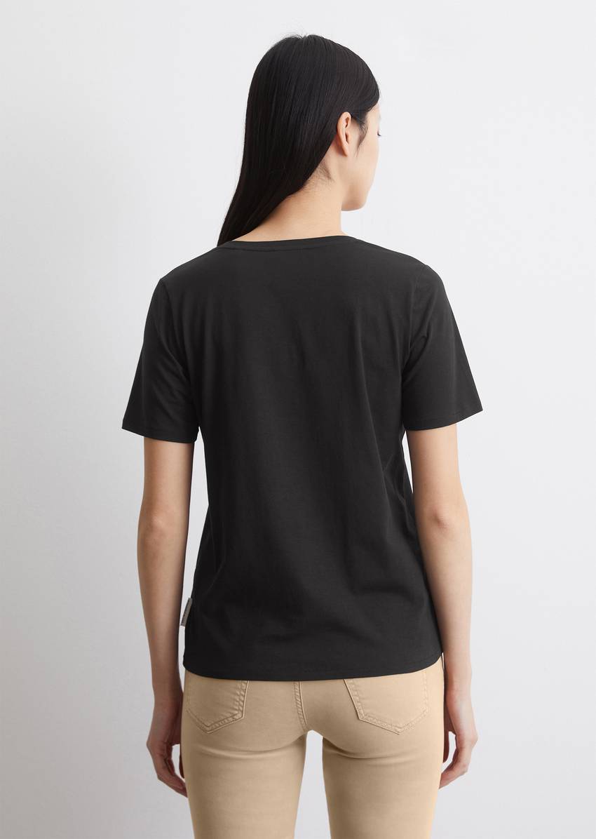 V-neck T-shirt, regular fit made of organic cotton
