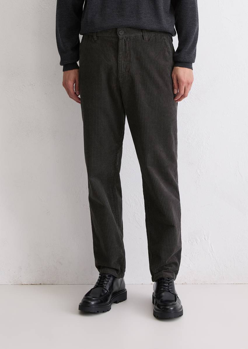Relaxed corduroy trousers with wide ribbed structure