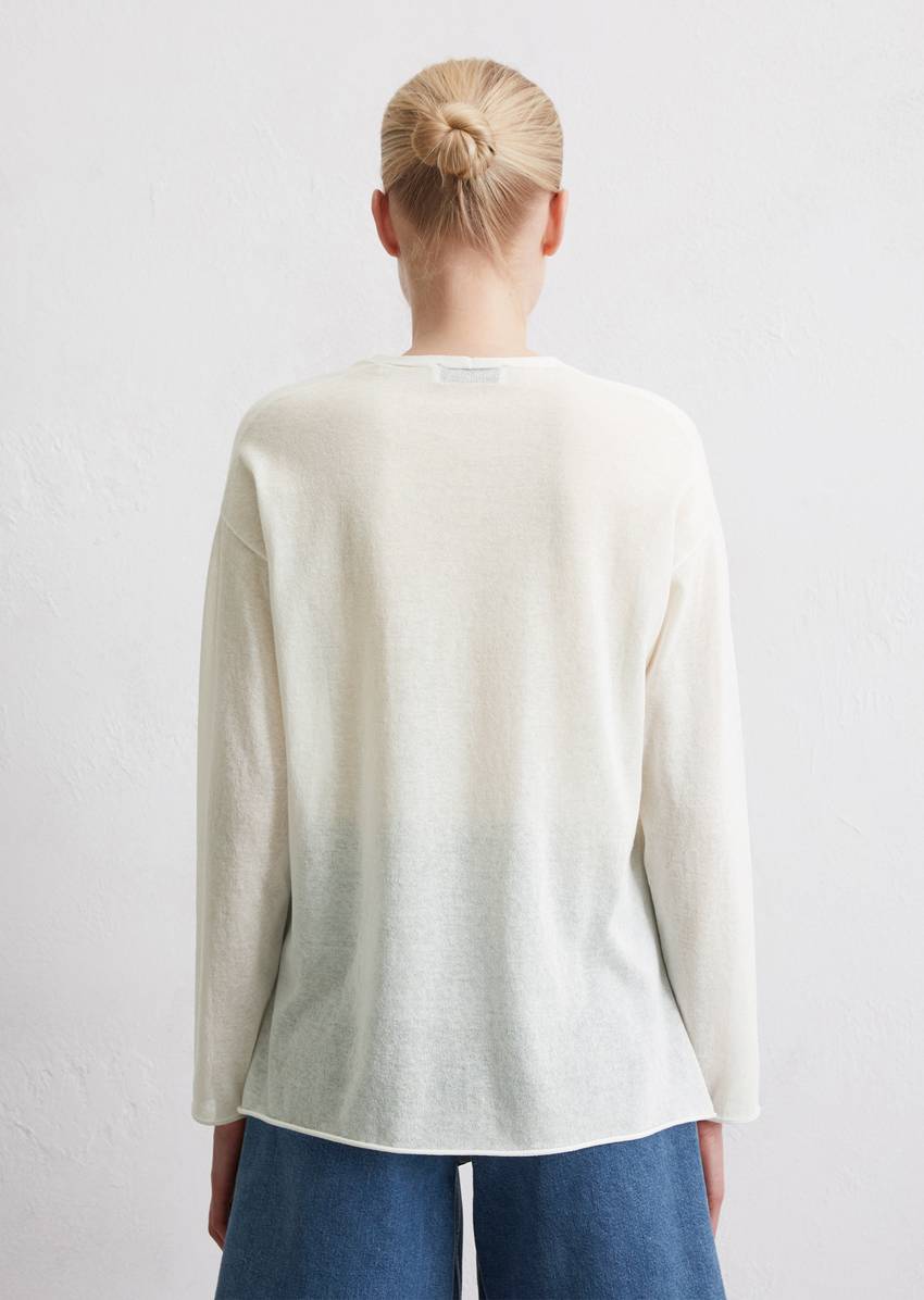 Fine knit sweater loose made from an organic cotton mix