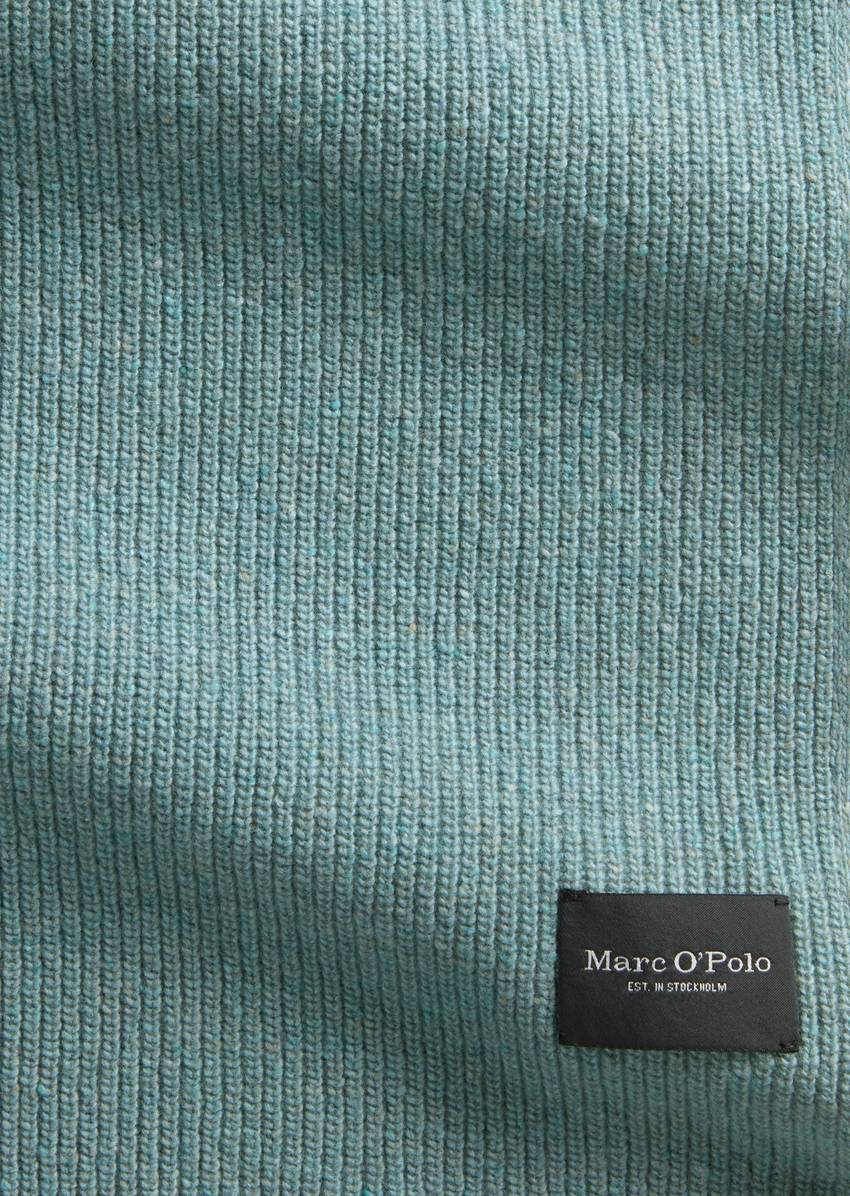 Knitted scarf made from a recycled sheep's wool mix