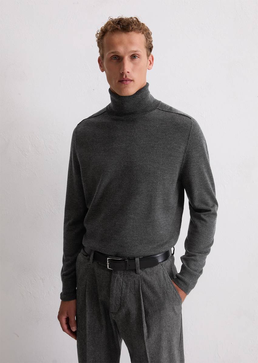 Regular turtleneck sweater made from soft merino wool