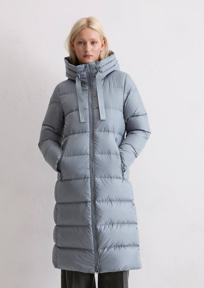 Hooded down coat fitted with water-repellent surface