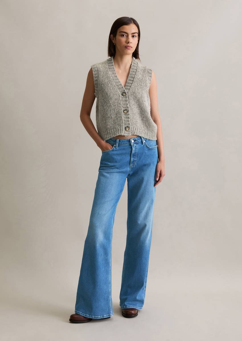 Sleeveless cropped cardigan made from a cozy virgin wool/alpaca blend