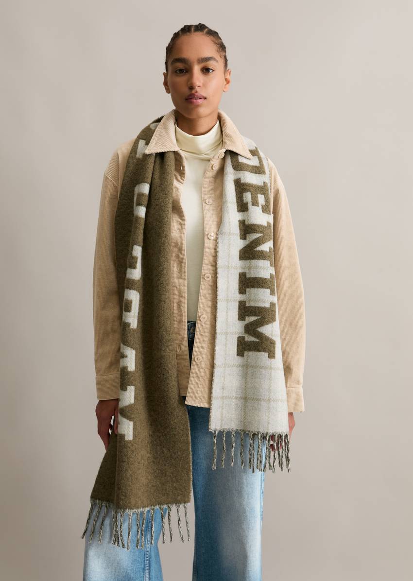 Logo scarf made from a soft virgin wool/alpaca wool blend