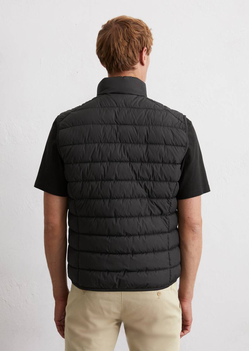 Regular quilted vest made of recycled fabric