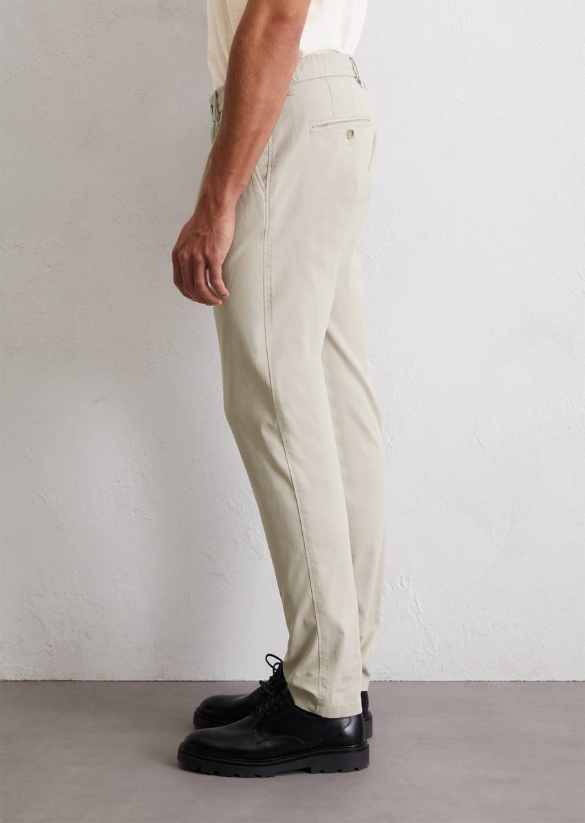 Chino Model Morot Jogger Pleats made from an organic cotton blend
