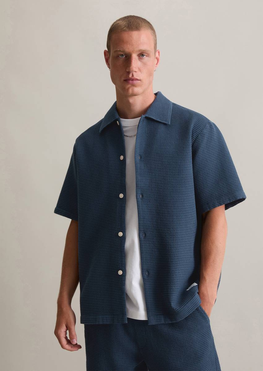Regular short-sleeved shirt with distinctive waffle structure