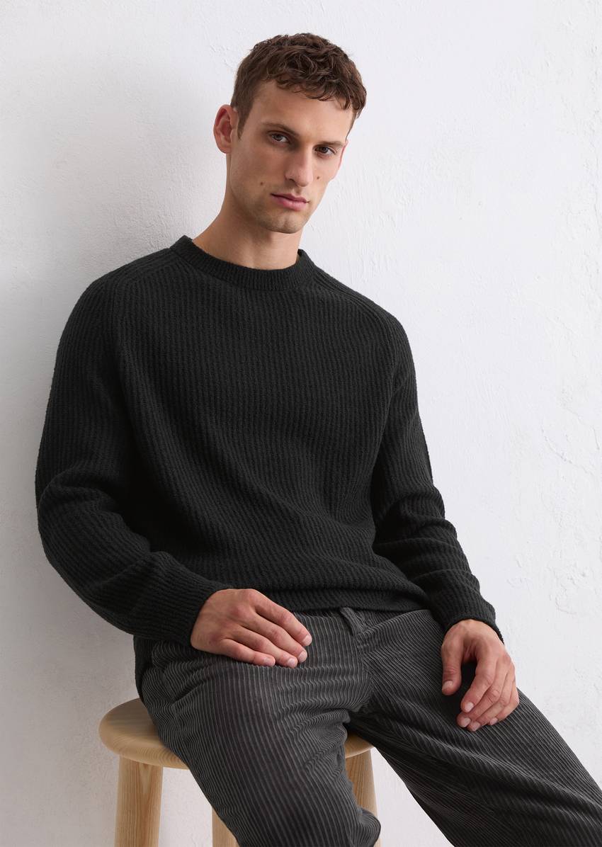 Sweater regular made from a soft virgin wool blend