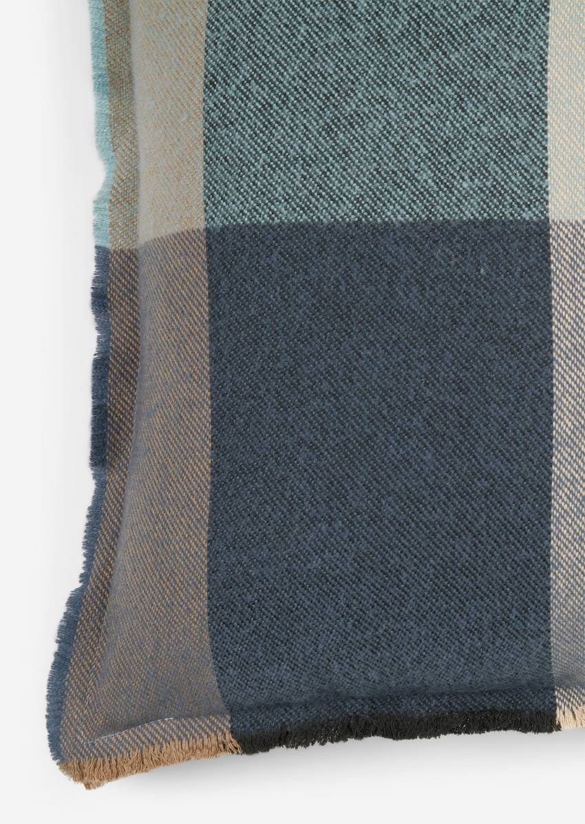 Decorative cushion model Eryk made from a soft twill blend