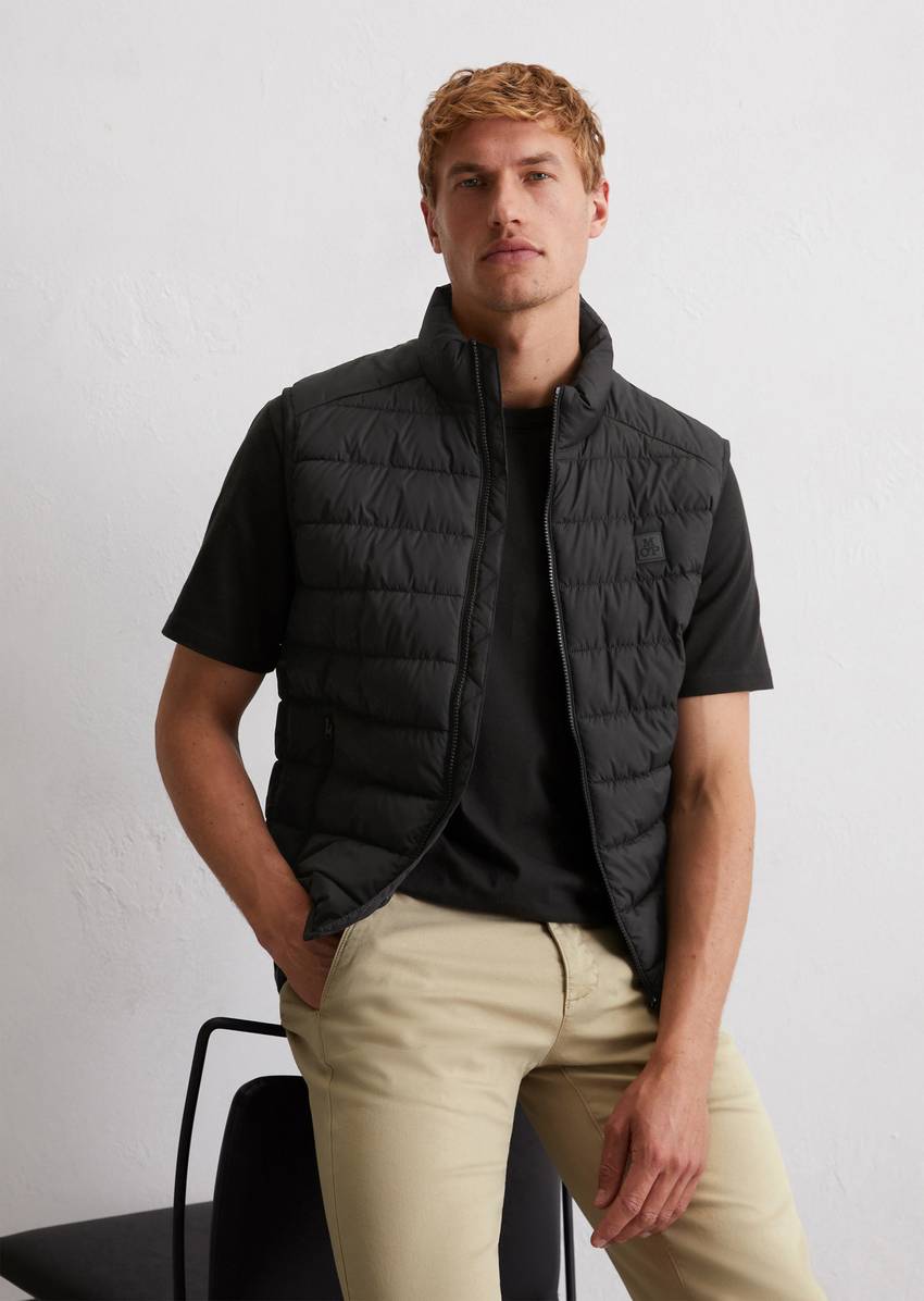 Regular quilted vest made of recycled fabric