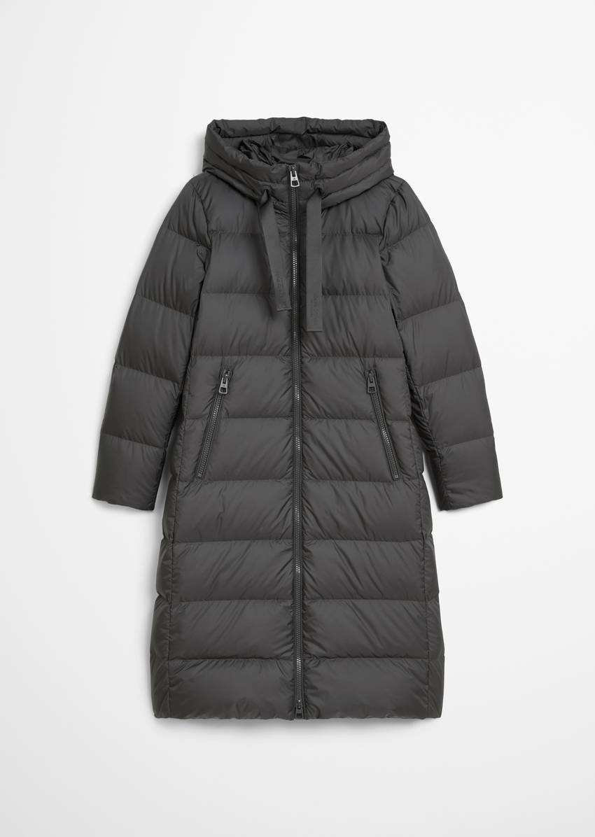 Hooded down coat fitted with water-repellent surface