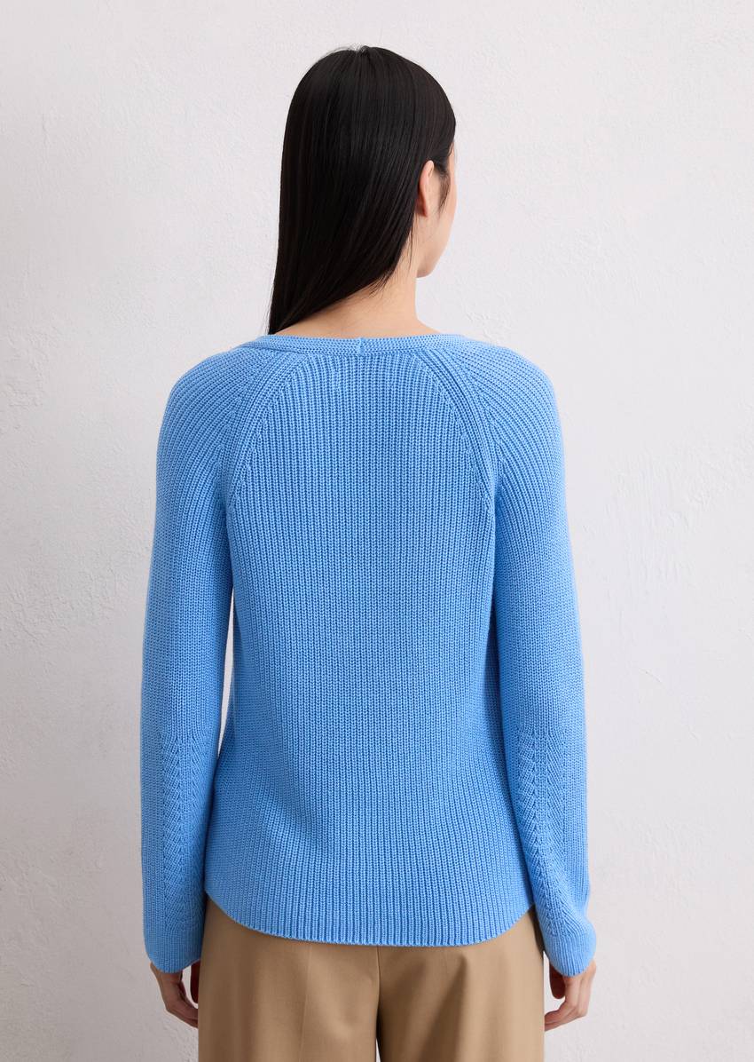 V-neck knitted sweater relaxed made from soft cotton yarn