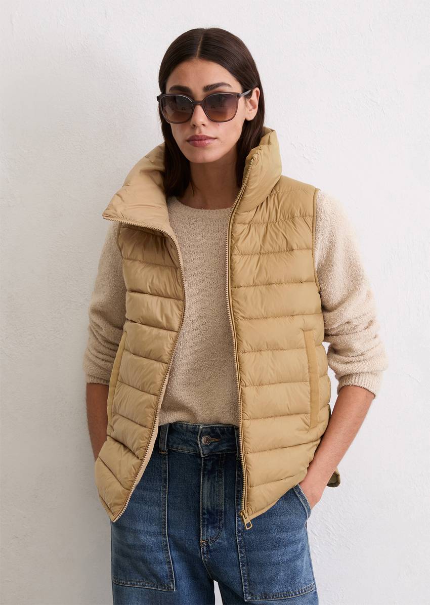 Lightweight quilted vest fitted with recycled materials