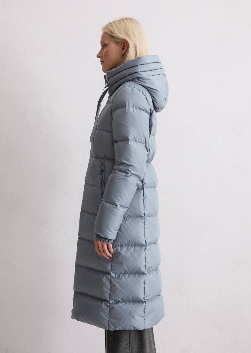 Hooded down coat fitted with water-repellent surface