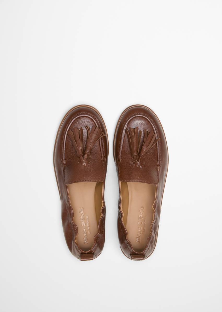 Loafer with elastic heel edge