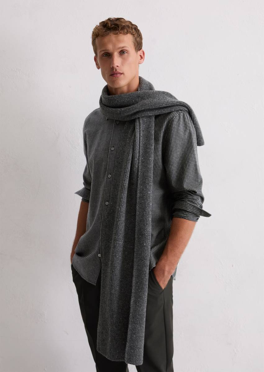 Knitted scarf made from a recycled sheep's wool mix