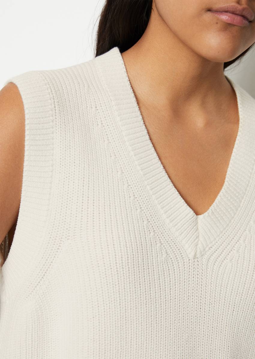 Sleeveless jumper in a regular fit made of pure organic cotton