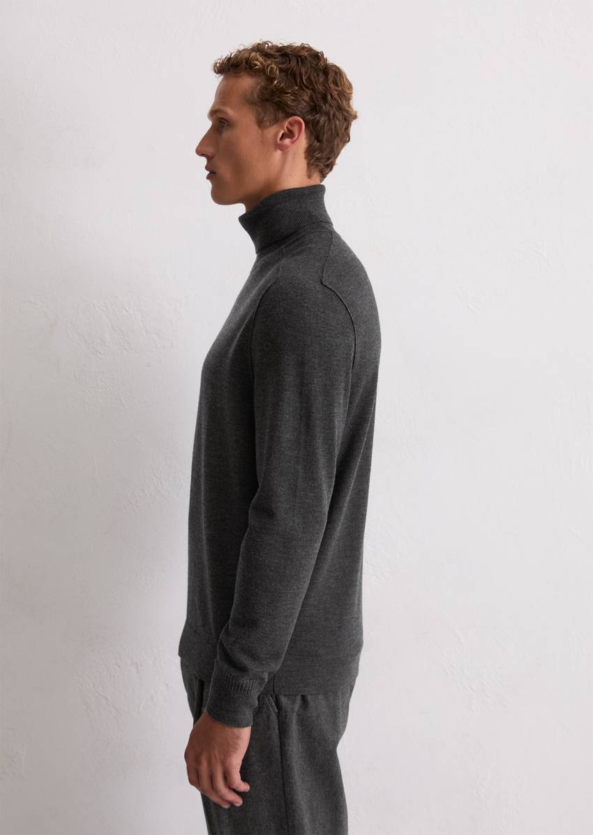 Regular turtleneck sweater made from soft merino wool