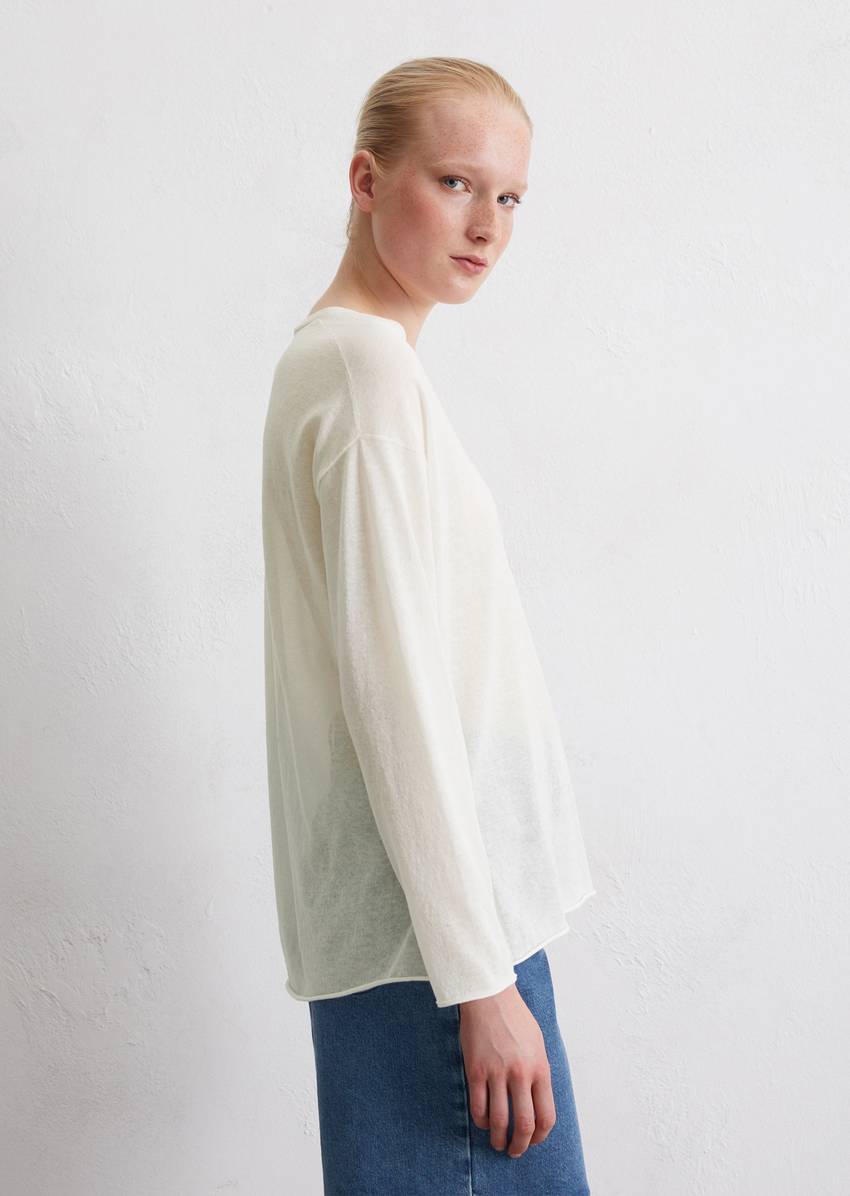 Fine knit sweater loose made from an organic cotton mix
