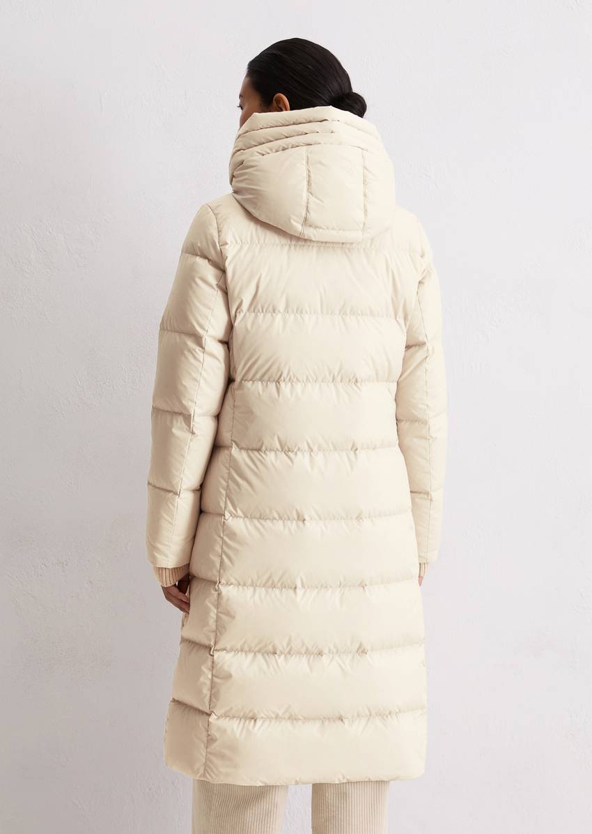 Hooded down coat fitted with water-repellent surface