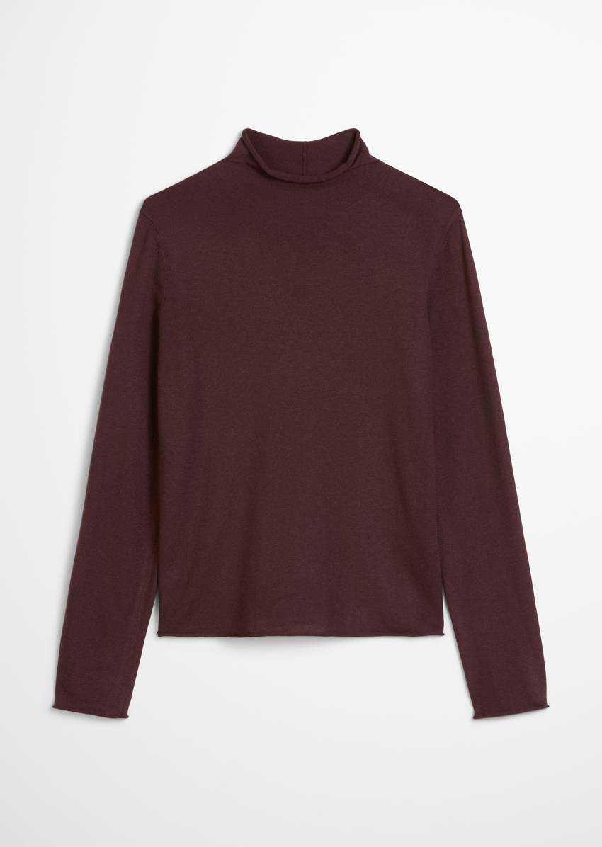 Turtleneck sweater slim made from a fine virgin wool/viscose blend