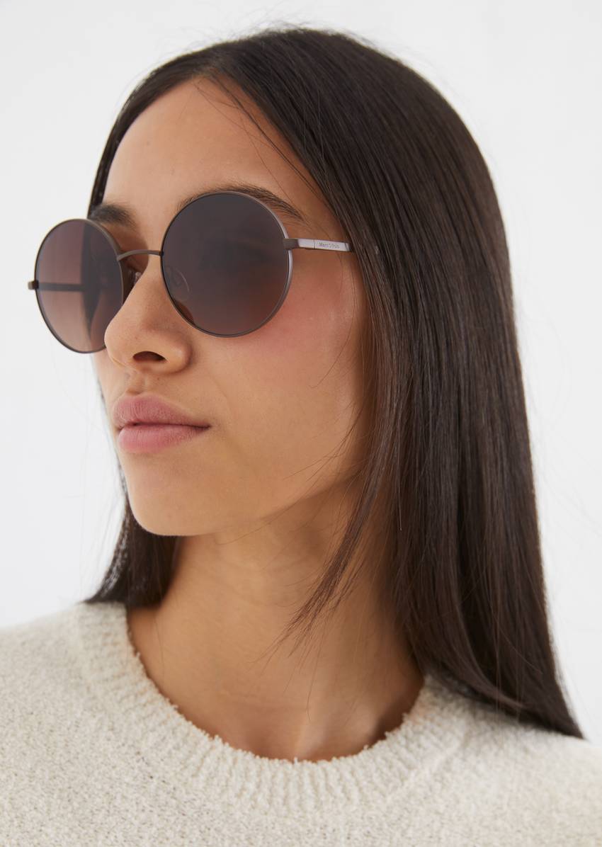 Women's sunglasses with round lenses