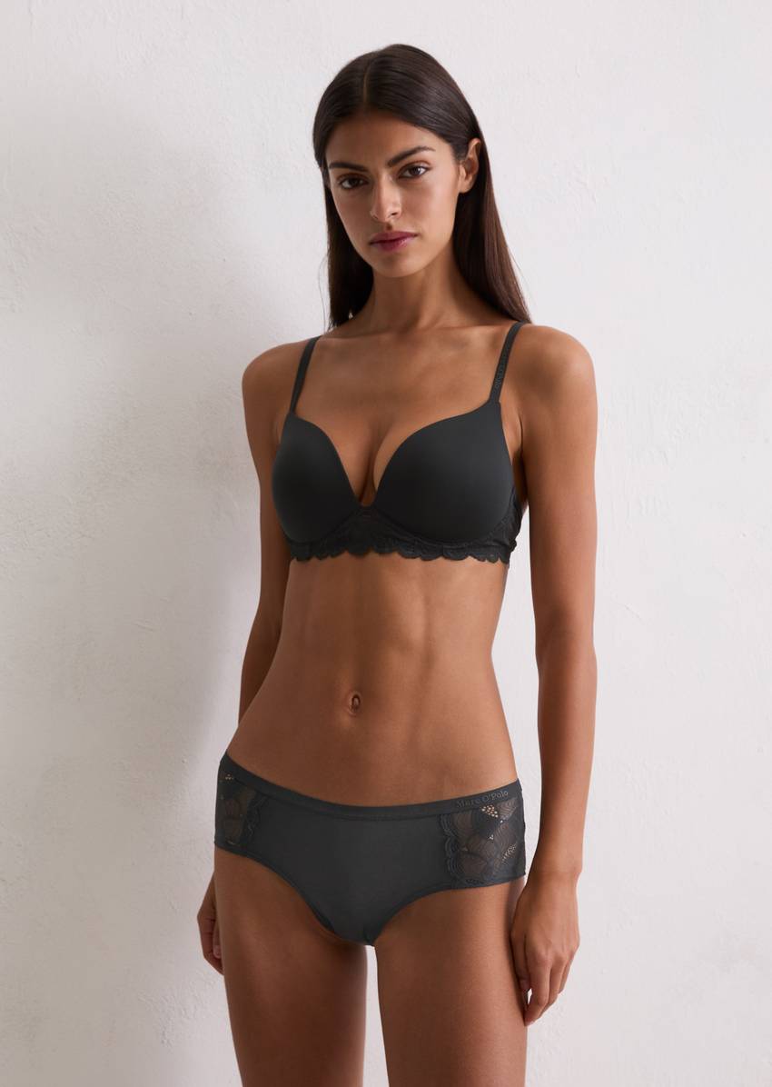 Cup bra with delicate lace