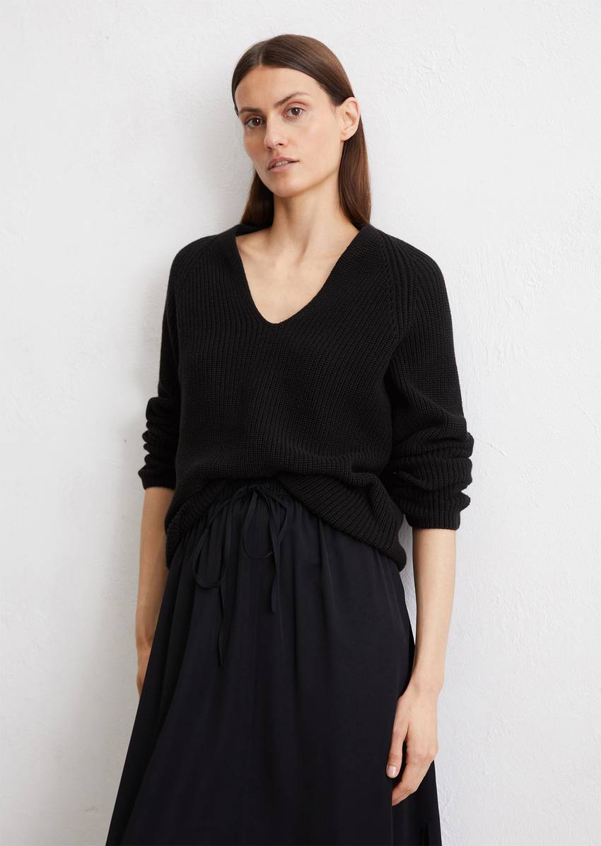V-neck knitted sweater slim made from soft cotton yarn
