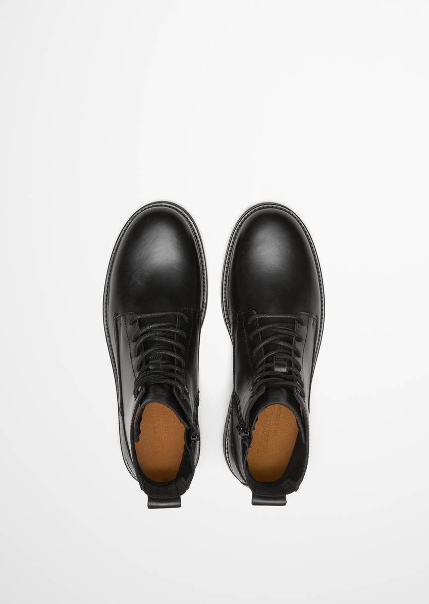 Lace-up boots made from fine suede cowhide