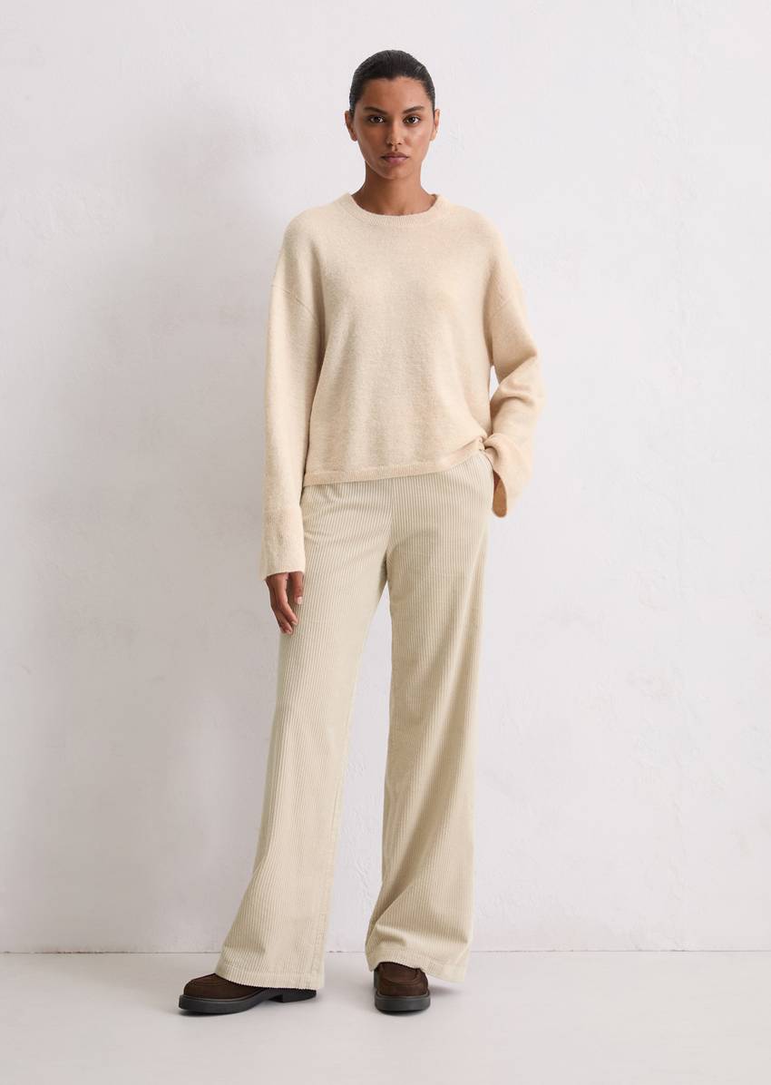 Sweater loose made from a virgin wool/alpaca wool mix