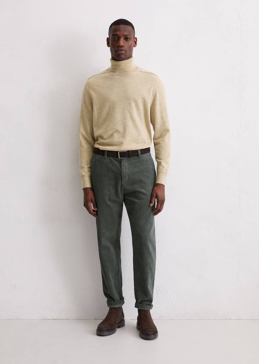 Regular turtleneck sweater made from soft merino wool