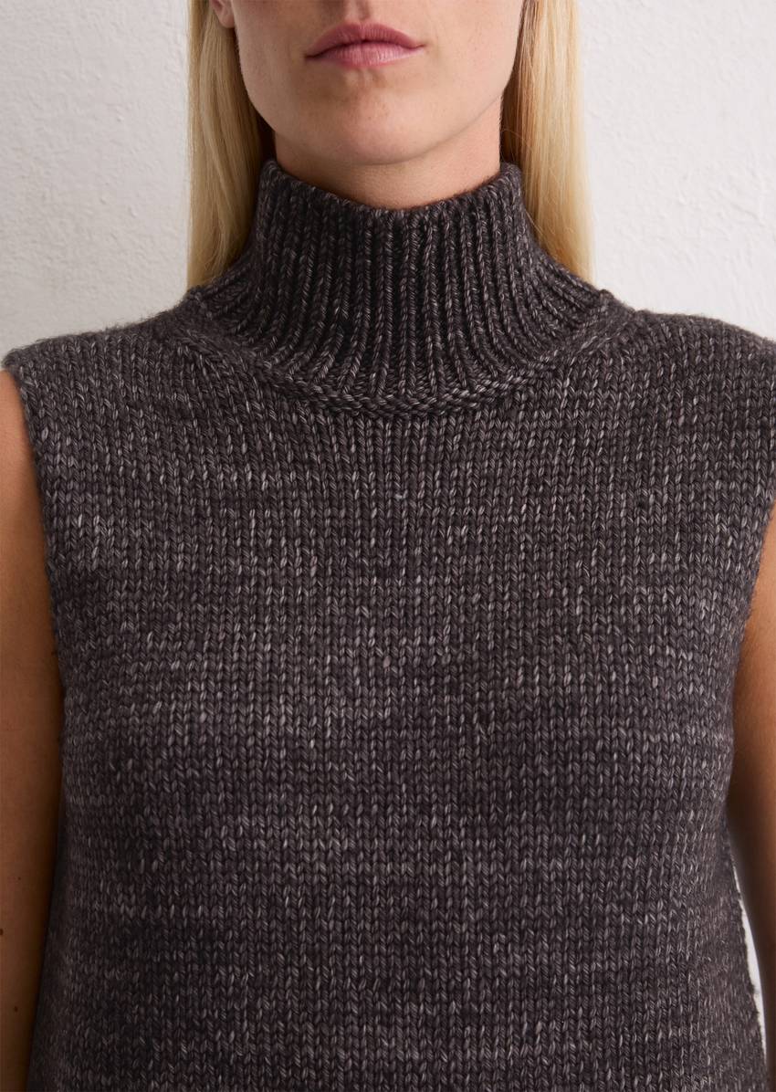 Sleeveless sweater loose made from pure merino wool