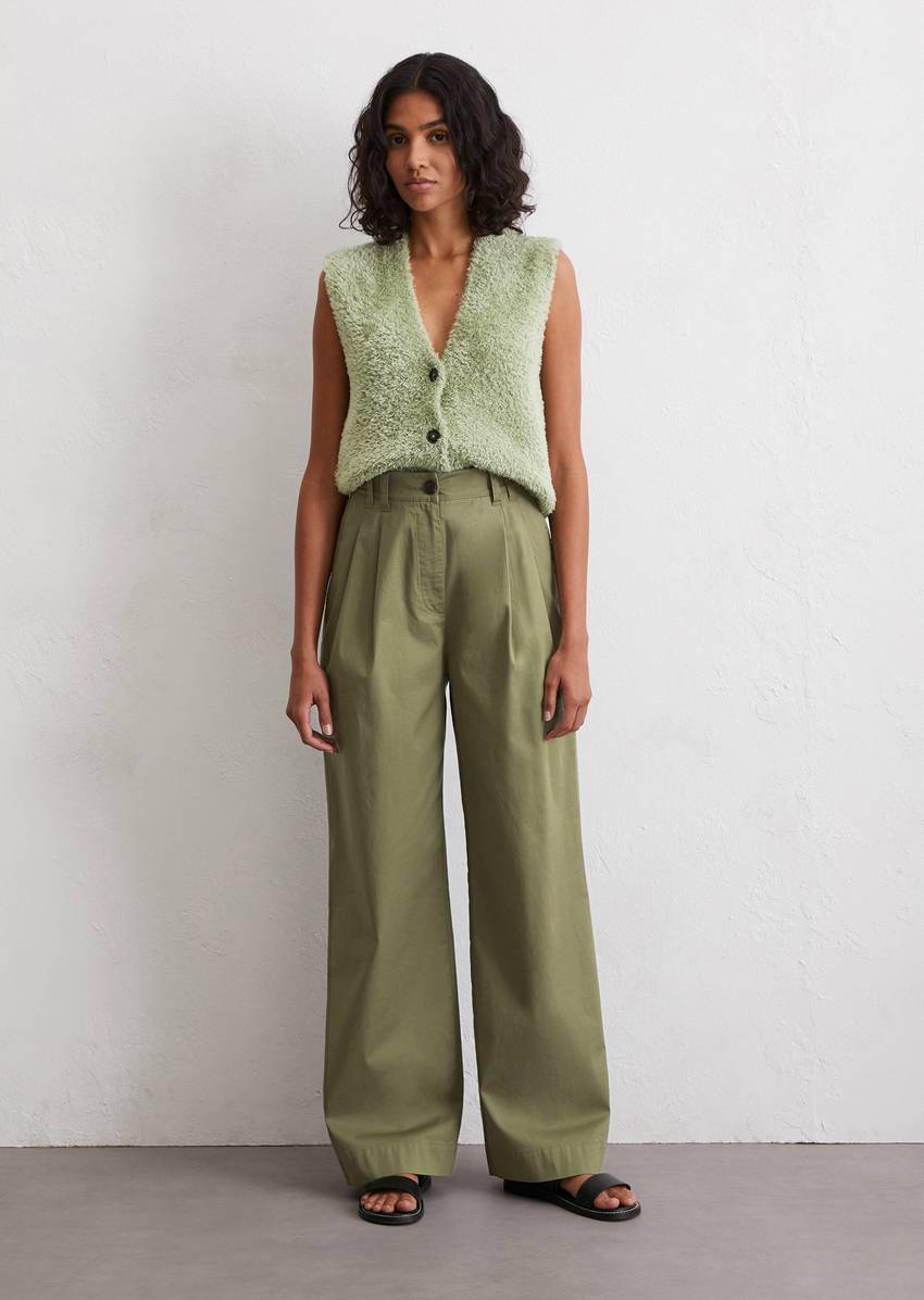 Wide pleated trousers made from stretchy organic cotton twill