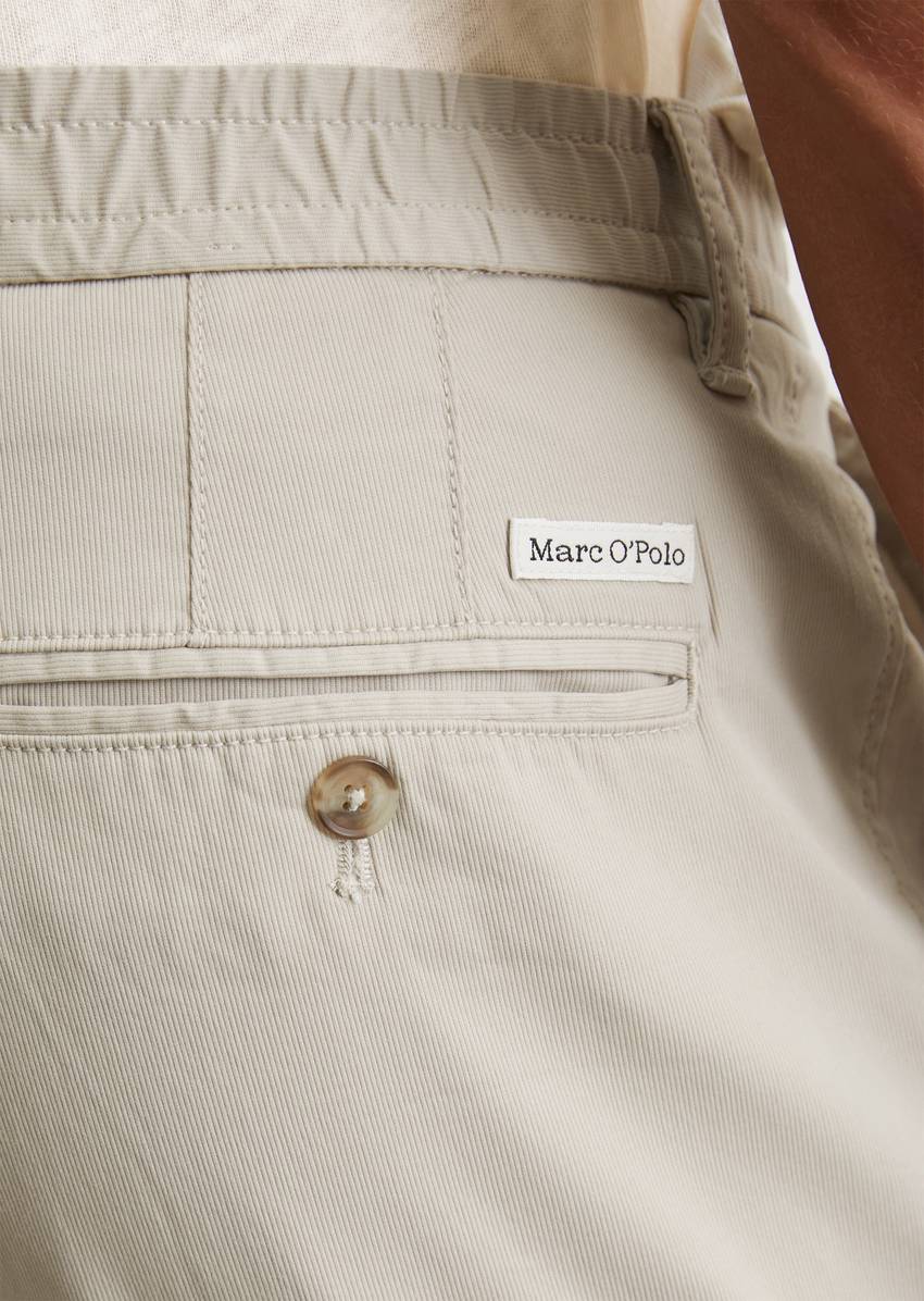 Chino Model Morot Jogger Pleats made from an organic cotton blend