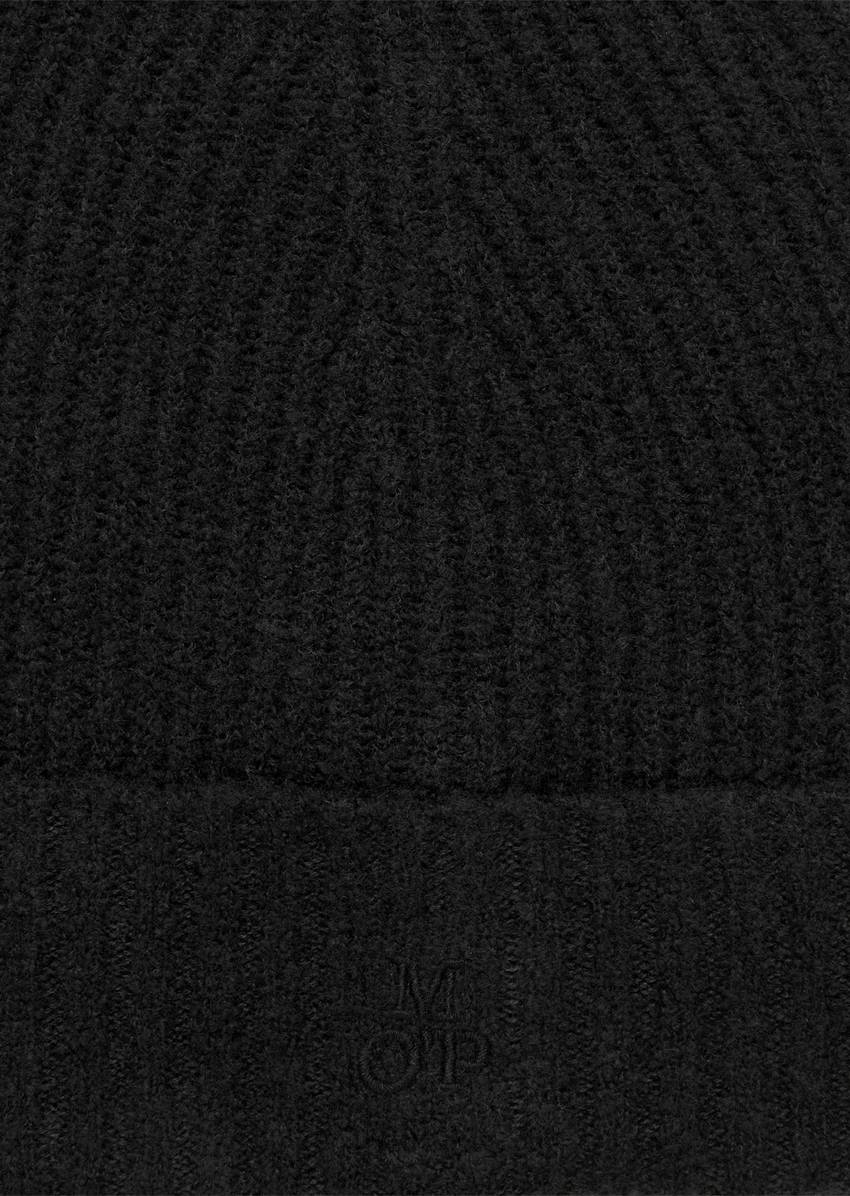 Cap made from a soft sheep's wool mix