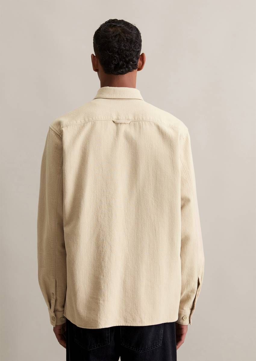 Regular shirt with fine structure