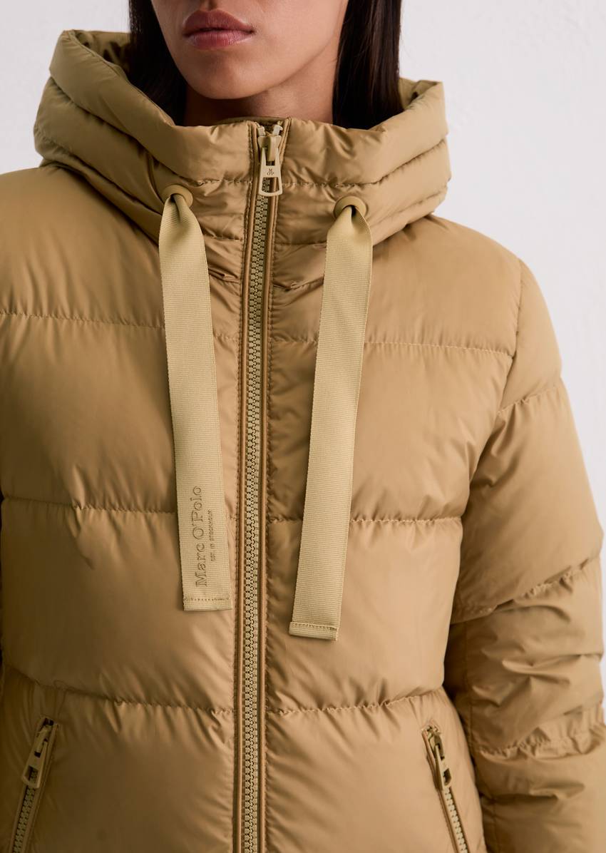 Hooded down coat fitted with water-repellent surface